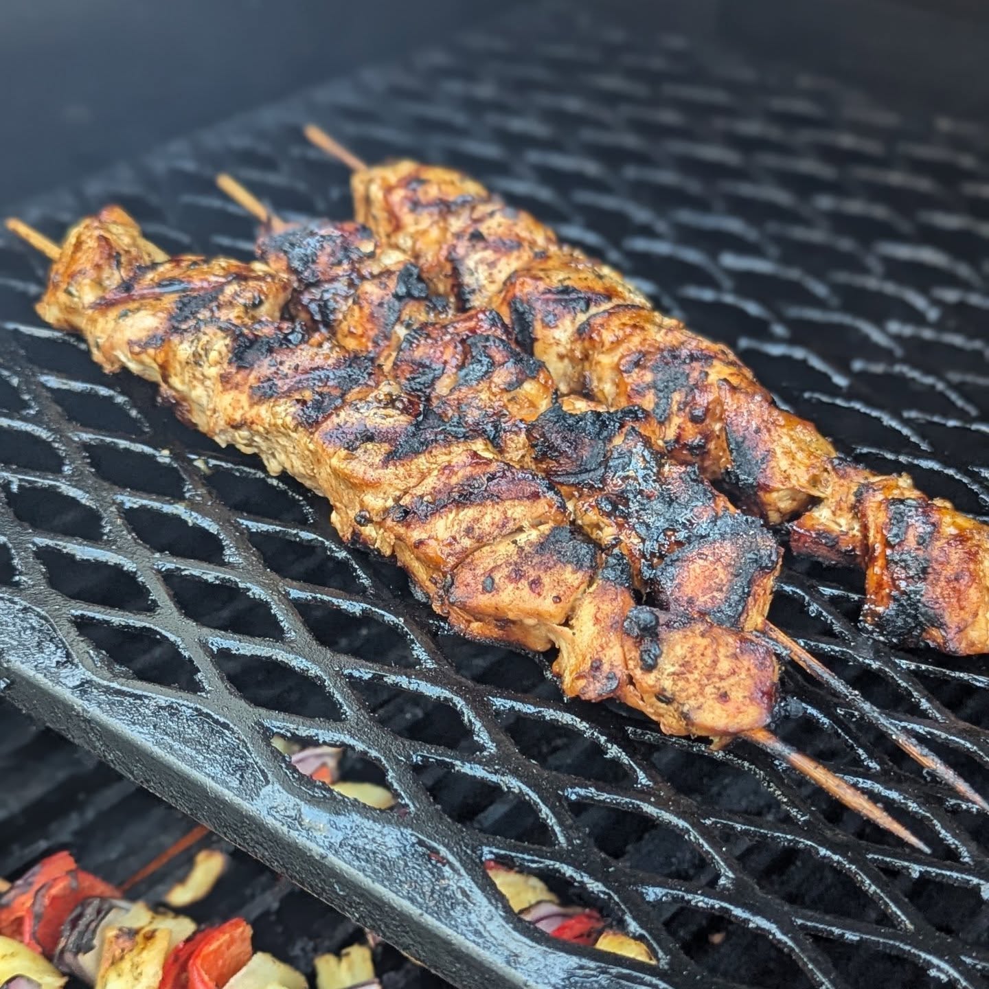 Food on a stick is more fun. Chicken breast skewers and a nice mix of red onion, red bell pepper and pineapple. A little @bearmountainbbq gourmet blend smoke to get things started and then a direct grill to get that char working. I chose the gourmet blend because I wanted to get a nice balanced smoke in a short time period before going direct over the fire at a higher temp. This gave me a nice smoke and also worked really well for the direct grill. Towards the end I gave the chicken a nice coating of @terrapinridgefarms sweet heat. #chickenskewers #kebab #tropicalvibes #bearmountainbbq